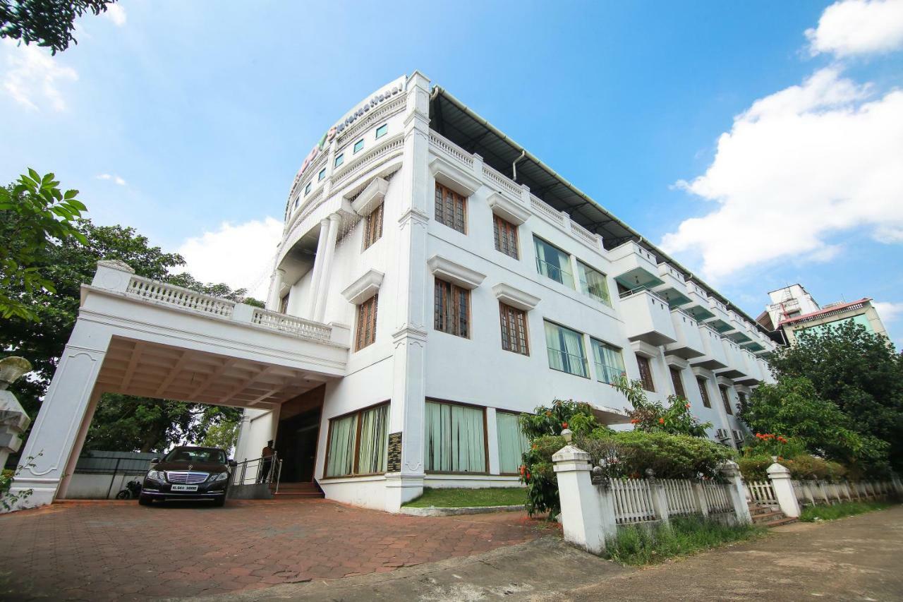 Hotel Meadows International Kizhake Chālakudi Exterior photo