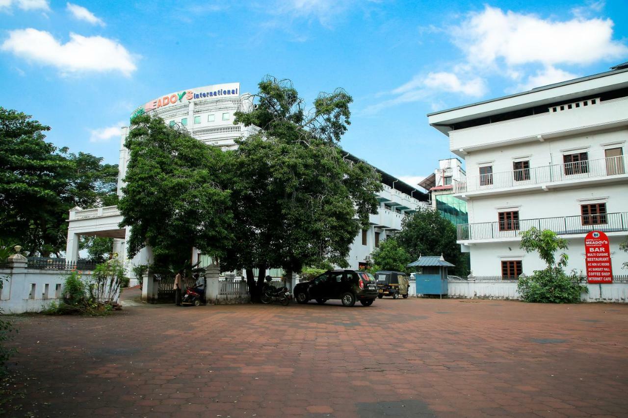 Hotel Meadows International Kizhake Chālakudi Exterior photo
