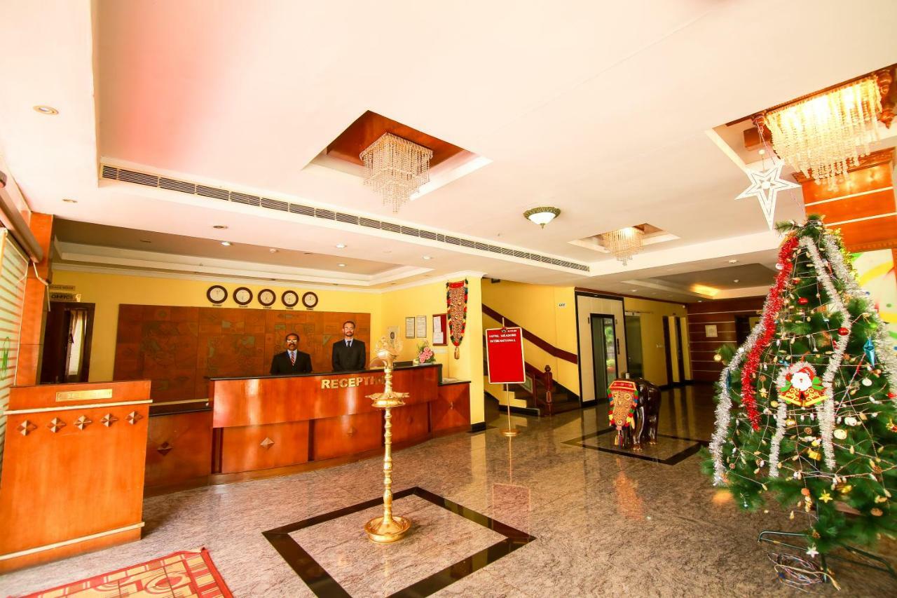 Hotel Meadows International Kizhake Chālakudi Exterior photo