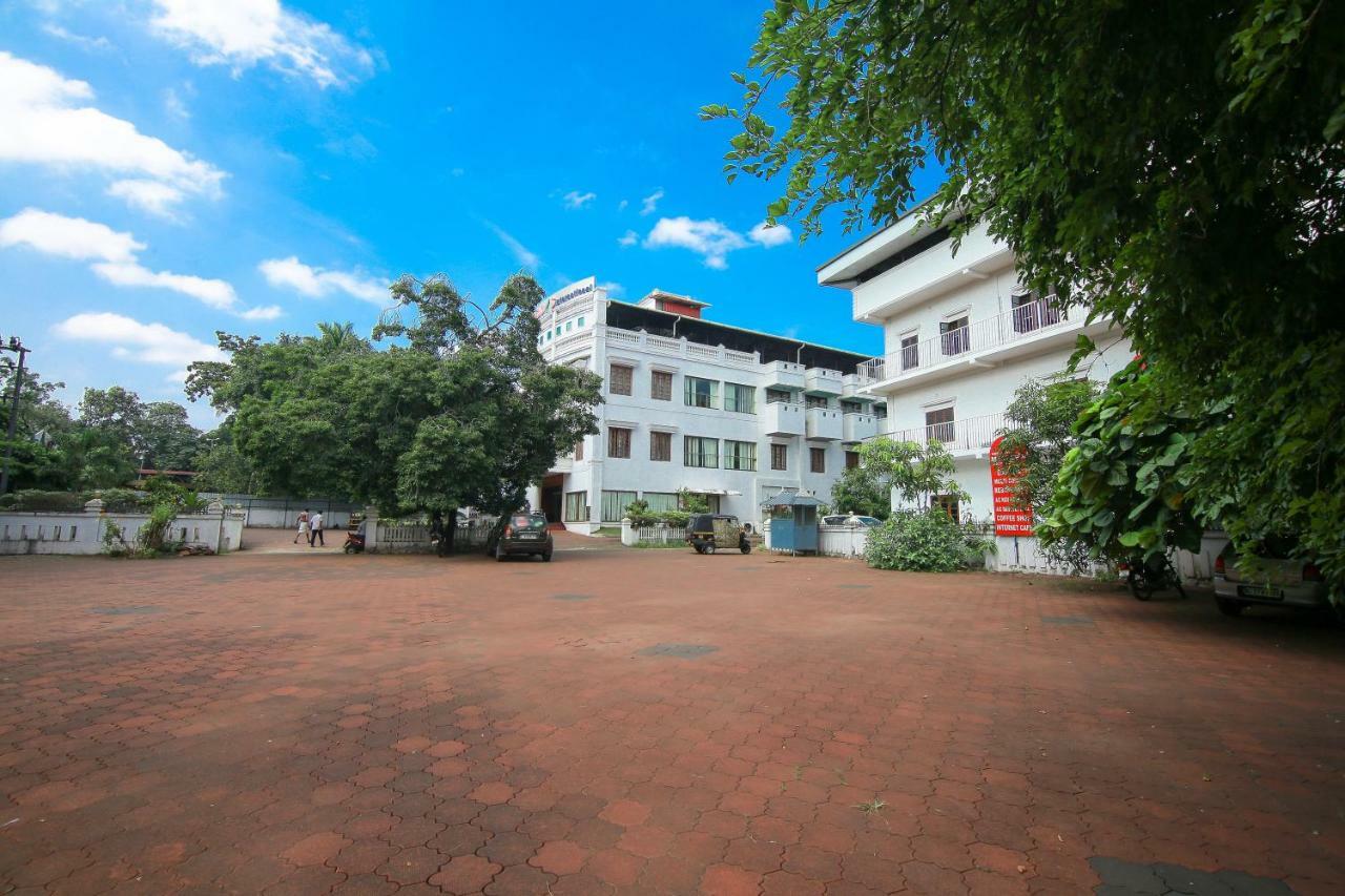 Hotel Meadows International Kizhake Chālakudi Exterior photo