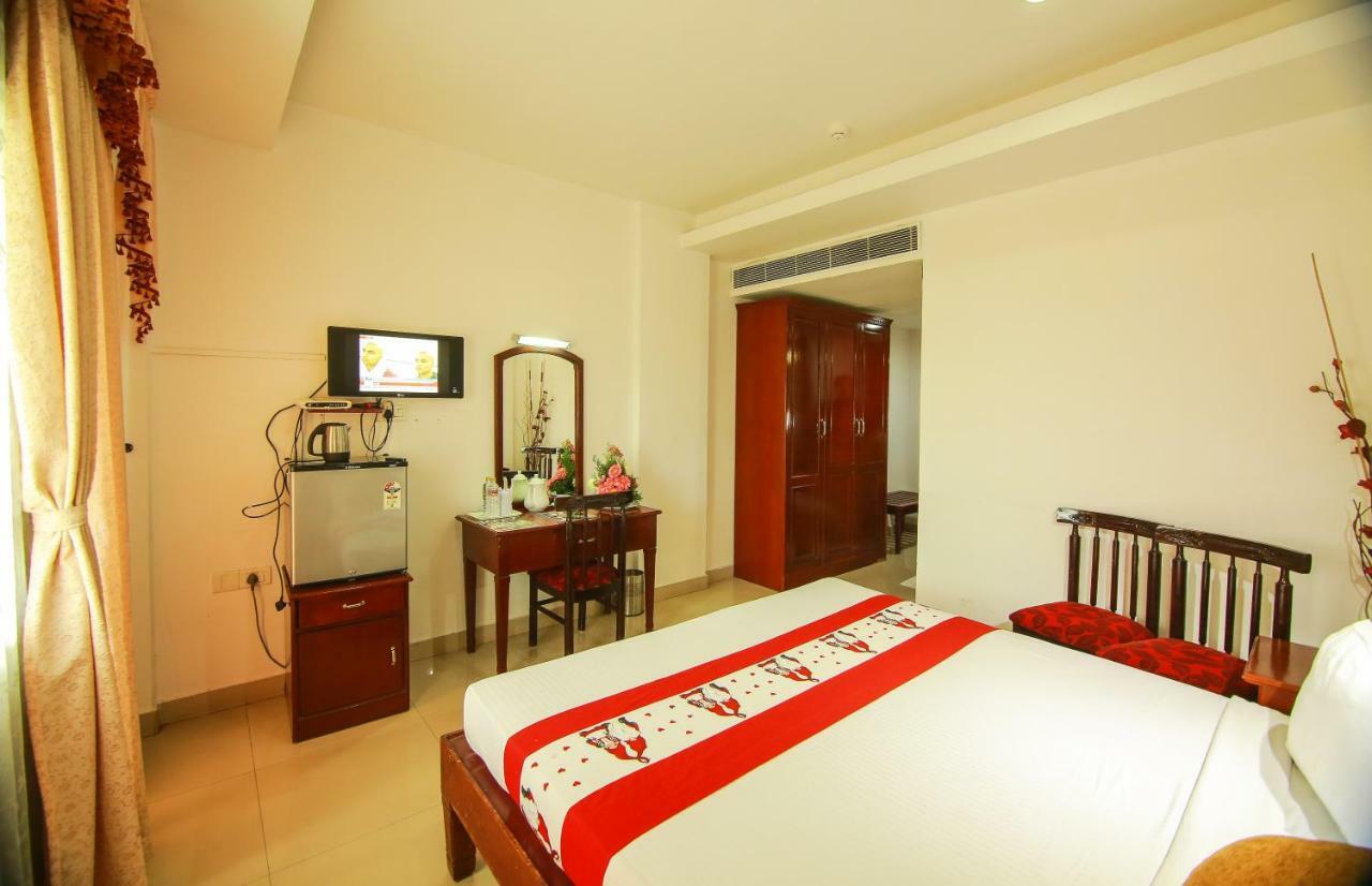 Hotel Meadows International Kizhake Chālakudi Exterior photo