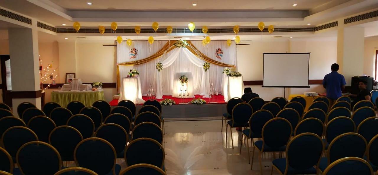 Hotel Meadows International Kizhake Chālakudi Exterior photo